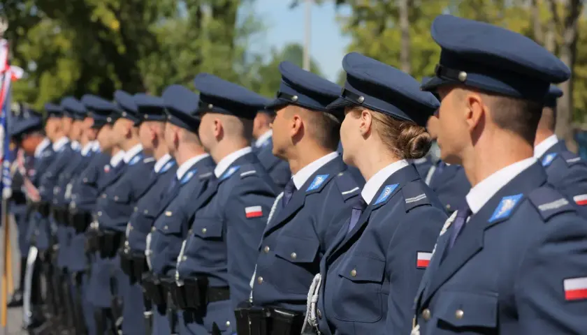 Policjanci w mundurach stoją w szeregu. Marzysz, jak zostać detektywem w policji? To wymaga determinacji i szkolenia.