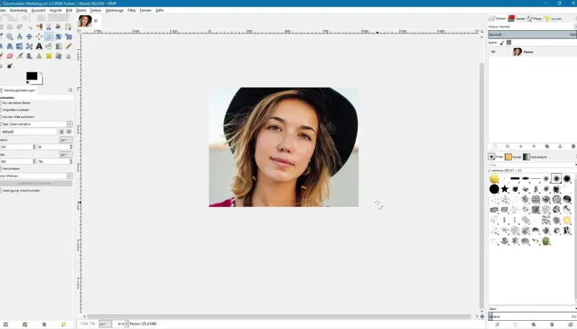 Kobieta w kapeluszu na ekranie programu GIMP, przygotowana do kadrowania.