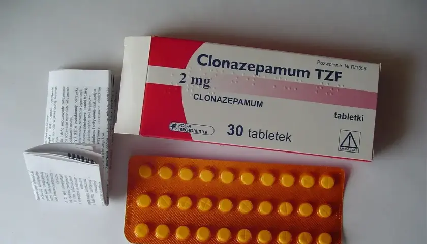 Opakowanie leku Clonazepamum TZF 2 mg, 30 tabletek, wraz z ulotką i blistrem żółtych tabletek.