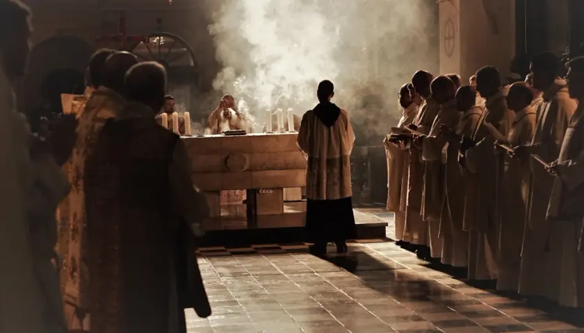 Kiedy jest modlitwa wiernych na mszy, kapłani w szatach stoją w dymie kadzidła przed ołtarzem.