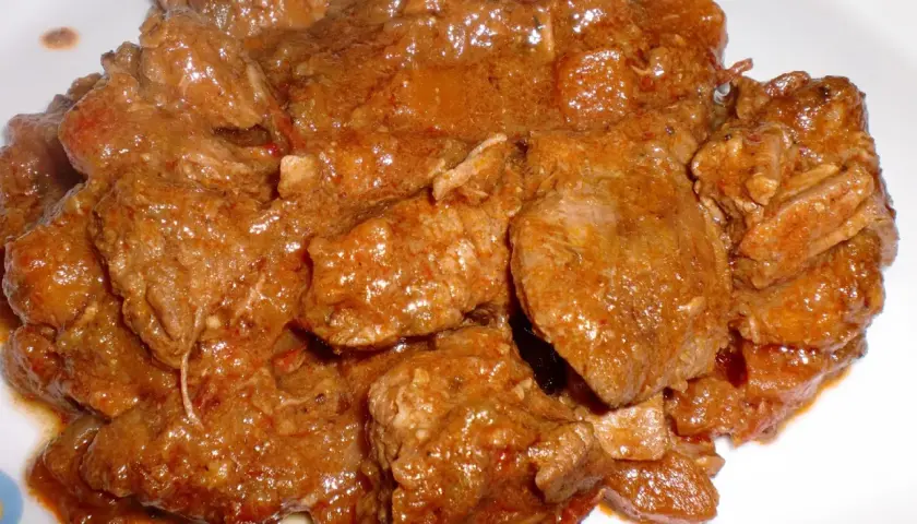 Sabrosa carne al toro, tierna y jugosa, cocinada a fuego lento en una rica salsa.