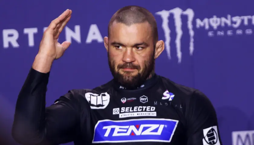 Bohater materla fame mma pozdrawia. Na koszulce logo "TENZI".