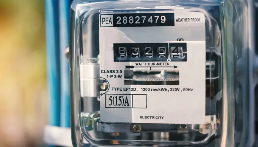Licznik energii elektrycznej, który jest podstawą do wystawienia rachunku za prąd. Widoczny odczyt to 8325.4 kWh.