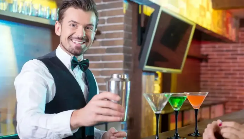 Ile zarabia barman w hotelu? Zaskakujące fakty o wynagrodzeniach