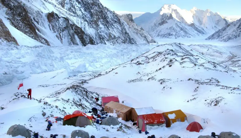 Obóz pod Broad Peak, zimowy krajobraz, namioty, lodowiec. Tragedia w górach, polscy alpiniści.