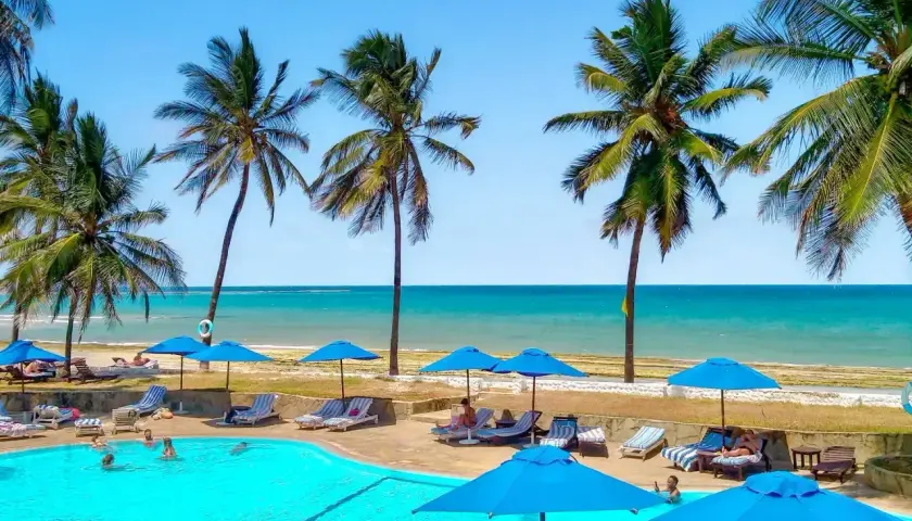 Rajskie wakacje na plaży w Kenii. Basen, palmy i ocean czekają na Ciebie. Idealne miejsce na wycieczki i relaks.