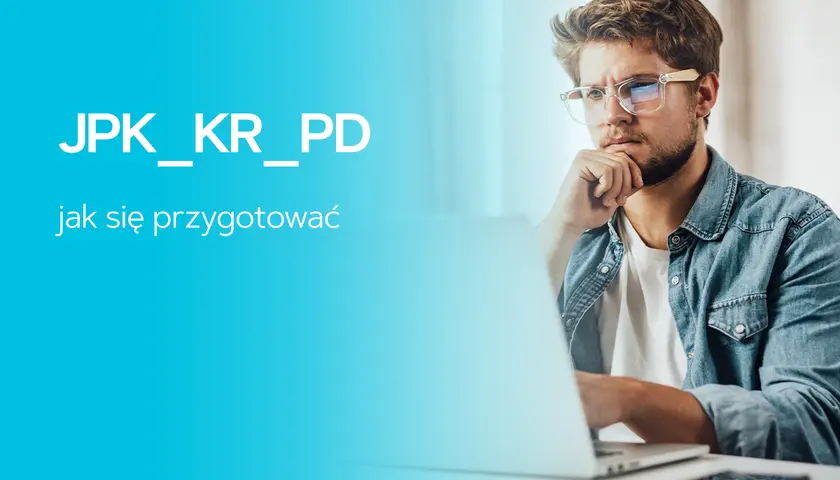 Mężczyzna w okularach pochyla się nad laptopem, zastanawiając się nad JPK_KR. Jak się przygotować do tego zadania?