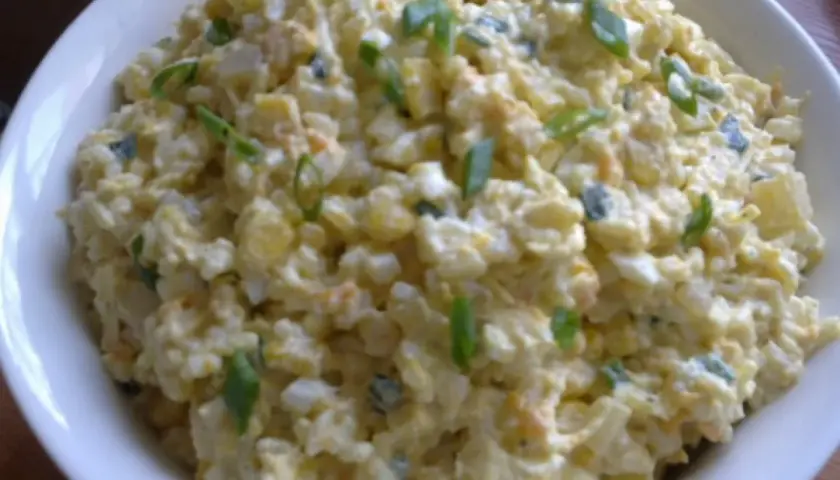 Szybka sałatka z ryżem i jajkiem, kremowa i sycąca, idealna na szybki lunch. Posypana szczypiorkiem.