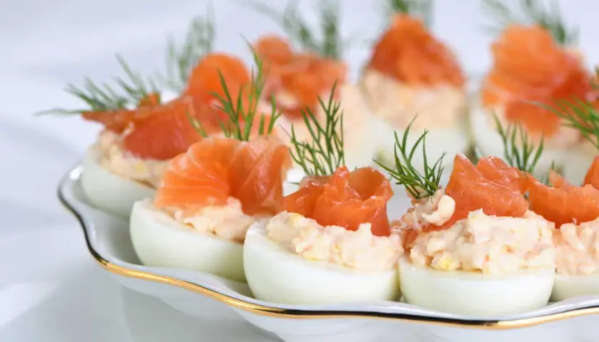 Oeufs mimosa recette grand-mère : des œufs durs garnis d'une préparation crémeuse, surmontés de saumon fumé et d'aneth. Un délice !