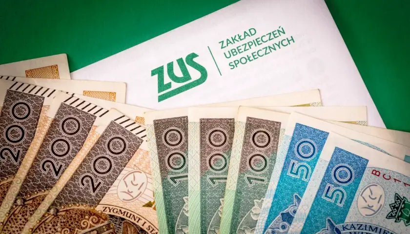 ZUS i polskie banknoty. Tabela przejścia na emeryturę wg nowych zasad może być kluczowa dla przyszłości finansowej.