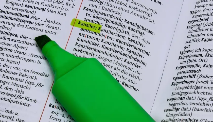 Grüner Textmarker hebt "Kanzlei" hervor, ein Wort, das in der deutschen Sprache vielfältig ist und auch in der Politik eine Rolle spielt, wie bei einer Frankreich Wahlumfrage.