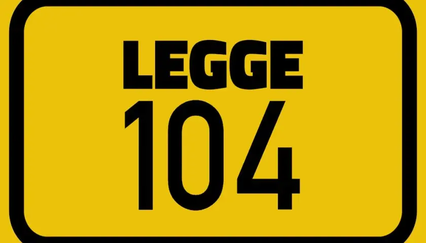 Cartello giallo con bordi neri. Al centro, in nero, la scritta "LEGGE" sopra il numero "104".