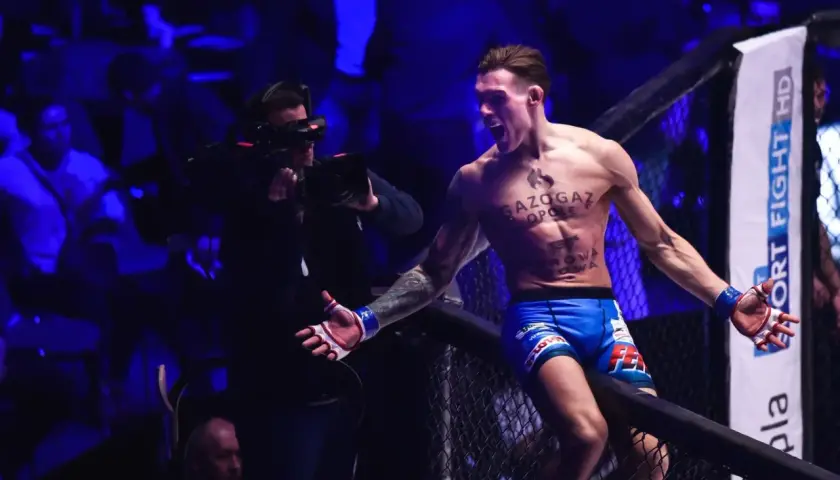 Zawodnik MMA świętuje zwycięstwo, a kamera dokumentuje emocje. To z pewnością jeden z tych momentów, które zapadają w pamięć, gdy śledzimy ksw wyniki.