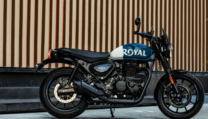 Royal Enfield Hunter 350, una moto negra y azul con el logo "ROYAL" en el tanque, lista para la aventura urbana.