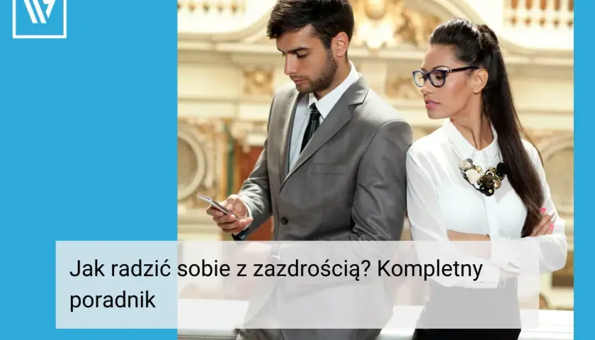 Para, która uczy się, jak reagować na wzbudzanie zazdrości. Mężczyzna patrzy na telefon, kobieta z założonymi rękami.