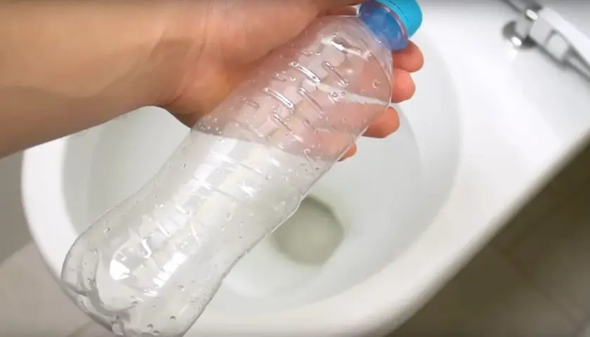 Jak wyczyścić plastikową butelkę z osadu? Woda z octem pomoże usunąć kamień i przywrócić jej blask.