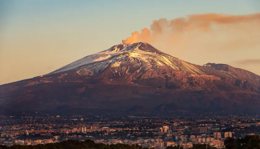 Etna fumante al tramonto, un'esperienza indimenticabile per chi decide di visitar el Etna.