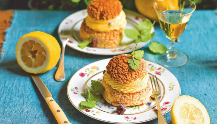 Due deliziosi craquelin, con crema gialla e croccante copertura, pronti per essere gustati. La ricetta perfetta per un dolce speciale.