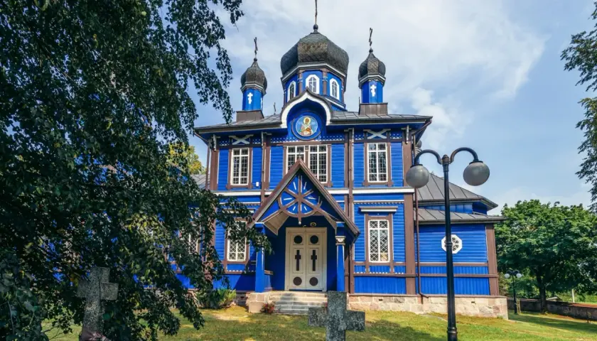 Niebieska cerkiew z kopułami, idealna na jednodniowe wycieczki po Podlasiu.