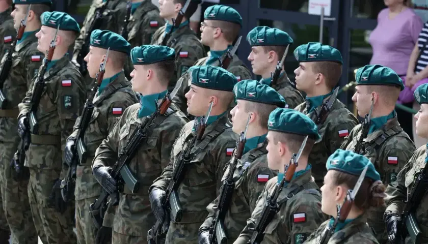 Sierżant podchorąży w zielonym beretach i mundurach z karabinami, gotowi do parady.