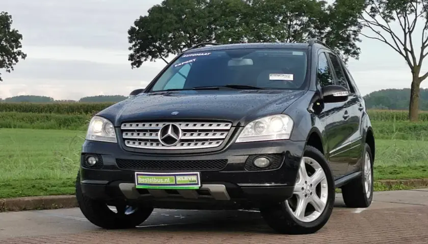 Mercedes ML 320 CDI 4Matic, un SUV negro con matrícula de exportación, aparcado en un camino de adoquines. A pesar de su aspecto, podría tener problemas.