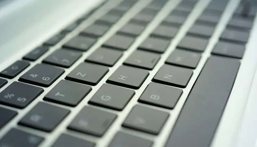 Klawiatura laptopa, litery "H", "N", "G", "B". Czekam na sygnał, bo mam ograniczone połączenie wifi.
