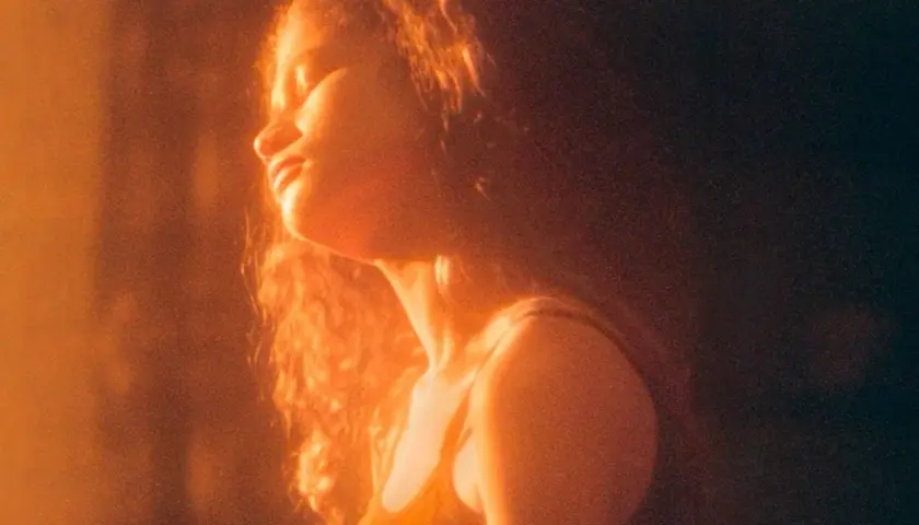 Roux et lumière dorée baignent le visage de Rue dans une scène d'euphoria saison 2, capturant un moment d'intense émotion.