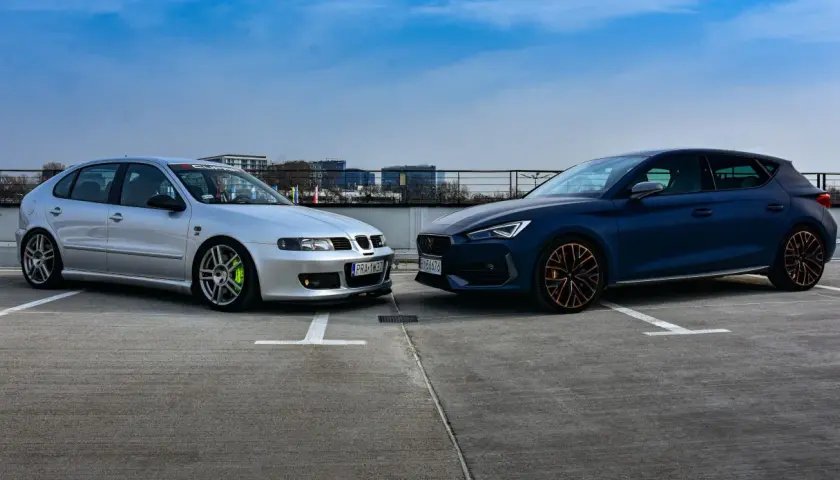 Dwa samochody: srebrny Seat Leon Cupra i granatowy Cupra Leon. Czy to ta sama marka? Tak, Cupra to sportowa marka wywodząca się z Seata.