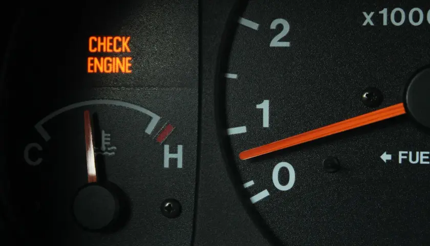 Spia "Check Engine" accesa sul cruscotto. Scopri come resettare la spia avaria motore senza computer.
