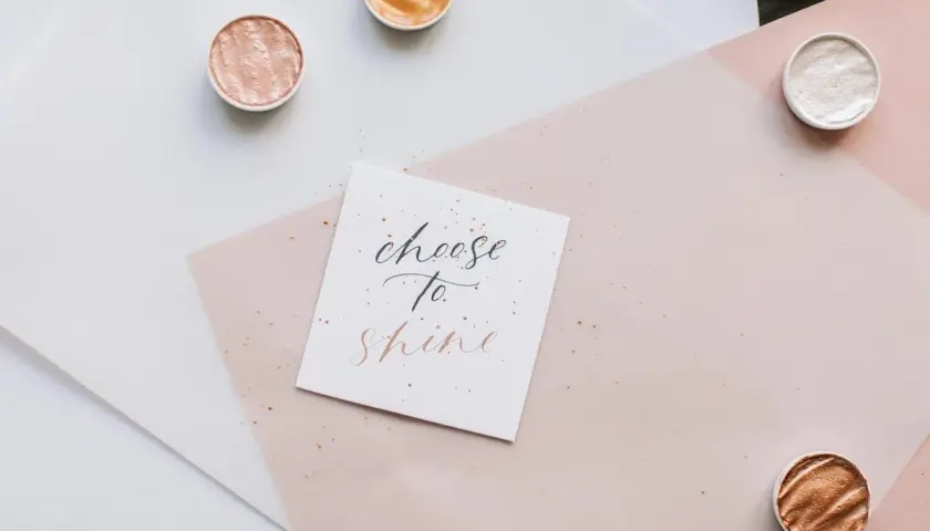 Karty z napisem "choose to shine" i brokatowe farbki. Idealne komplementy dla przyjaciółki, by błyszczała każdego dnia.
