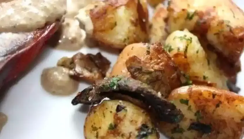 Pommes de terre rôties et cèpes, une recette simple et savoureuse.