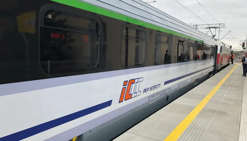 Nowy, lśniący pociąg PKP Intercity stoi na peronie.