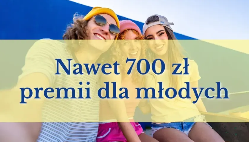 Trzech uśmiechniętych nastolatków z radością korzysta z oferty Santander konto dla młodych 13-18, zgarniając nawet 700 zł premii.