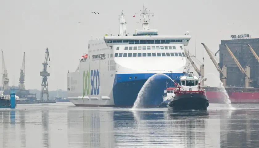 Statek Polferries "Unity Line" w Szczecinie, podczas wodnego salutowania. Cennik rejsów dostępny online.