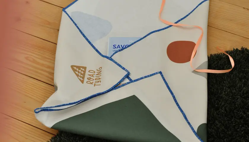 Kreative umschlag verpacken ideen: Stofftuch mit geometrischen Mustern und Schriftzug "Road Typing" wird als Briefumschlag genutzt.