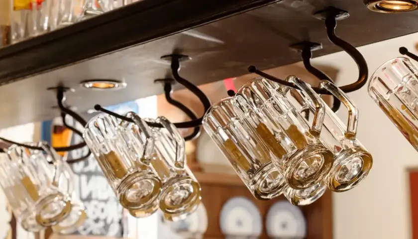 Verres à bière anglaise suspendus, prêts à servir une pinte rafraîchissante.