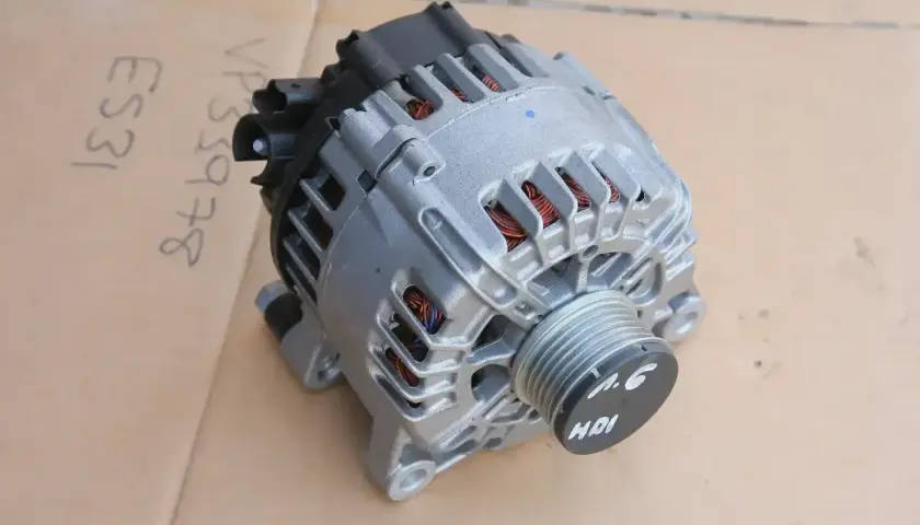 Alternator samochodowy z widocznymi uzwojeniami i oznaczeniem 1.6 HDI.