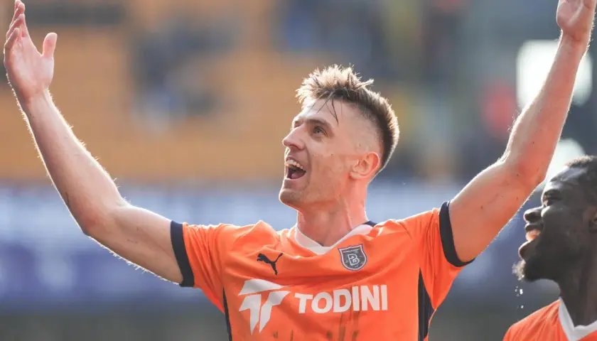 Krzysztof Piątek świętuje bramkę, radość po udanym transferze.