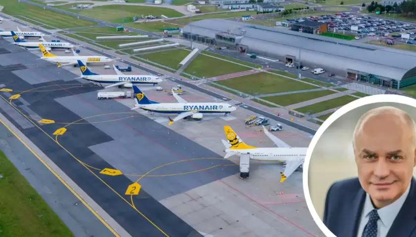 Samolot Ryanair na płycie lotniska. Czy lotnisko w Modlinie jest czynne? Tak, widać ruch samolotów i budynek terminala.