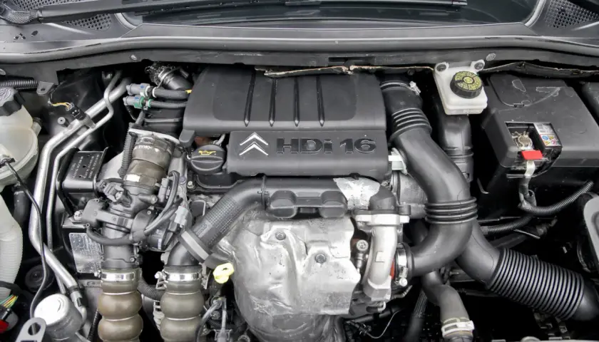 Silnik 1.6 HDI. Elektrozawór turbiny znajduje się w okolicach kolektora dolotowego, blisko turbosprężarki.