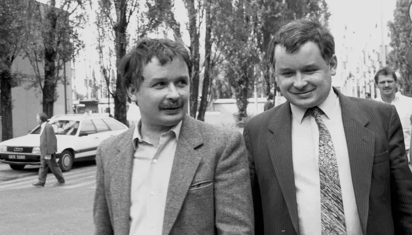 Lech Kaczyński, znany z tego, ile ustaw zawetował, na zdjęciu z lat 90. z bratem Jarosławem.
