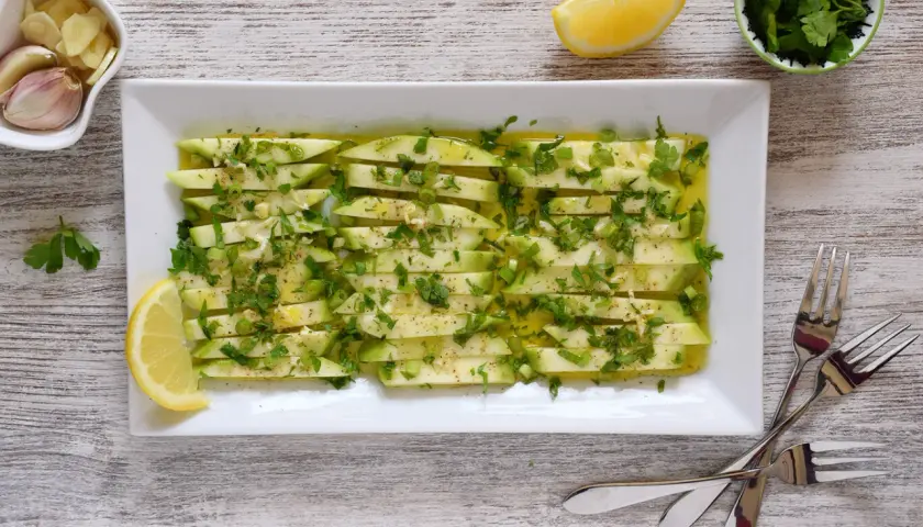 Delicioso plato de boquerones veganos, finas láminas de calabacín marinado con ajo, perejil y limón.