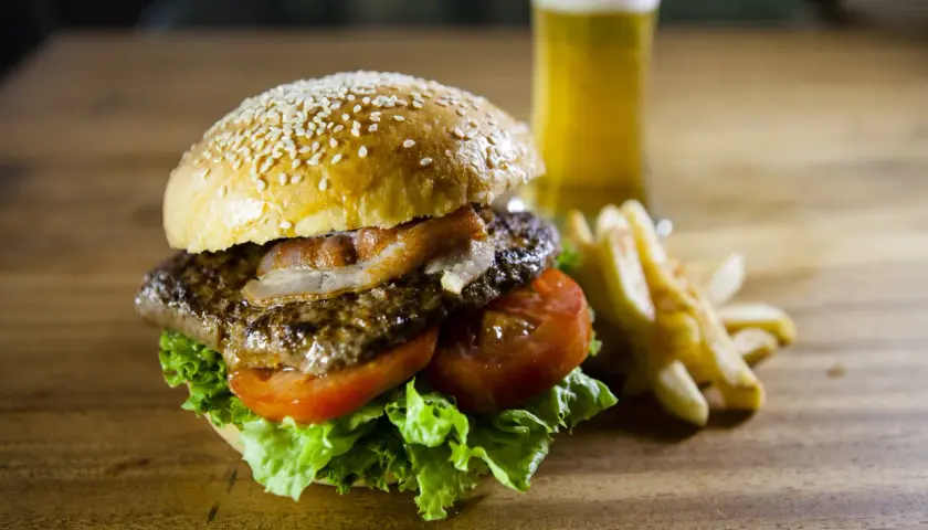 Co to jest hamburger? Definicja, historia i sekret idealnej kanapki