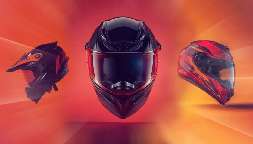 Tres cascos de moto flotan: uno de cross negro y naranja, uno integral negro con visor rojo, y uno deportivo rojo y negro.