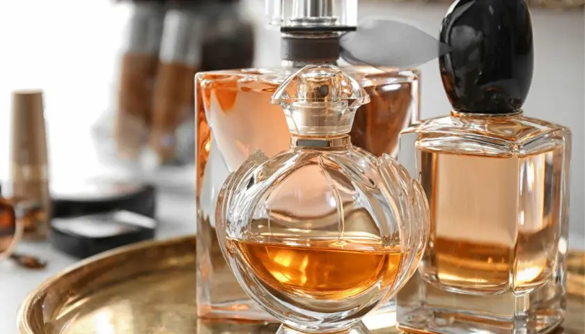 Eleganckie perfumy do samolotu w ozdobnych flakonach, gotowe do podróży.
