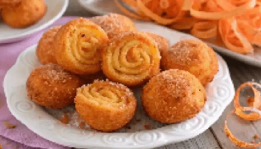 Dolci fritti, alcuni a forma di spirale, altri sferici, cosparsi di zucchero. Sono i **limoncini marchigiani**, un piacere per il palato.