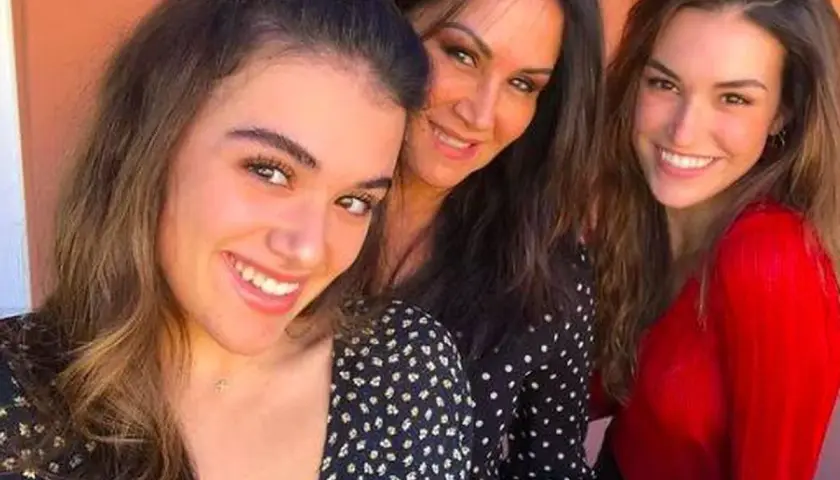 Pepa Gea y sus hijas, radiantes de felicidad. La edad no parece ser un impedimento para su alegría contagiosa.