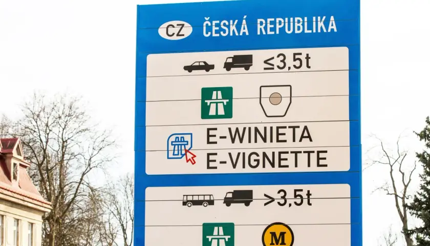 Tablica informacyjna w Czechach o opłatach drogowych. Winiety elektroniczne (e-winiety) dla pojazdów do 3,5 tony i powyżej.