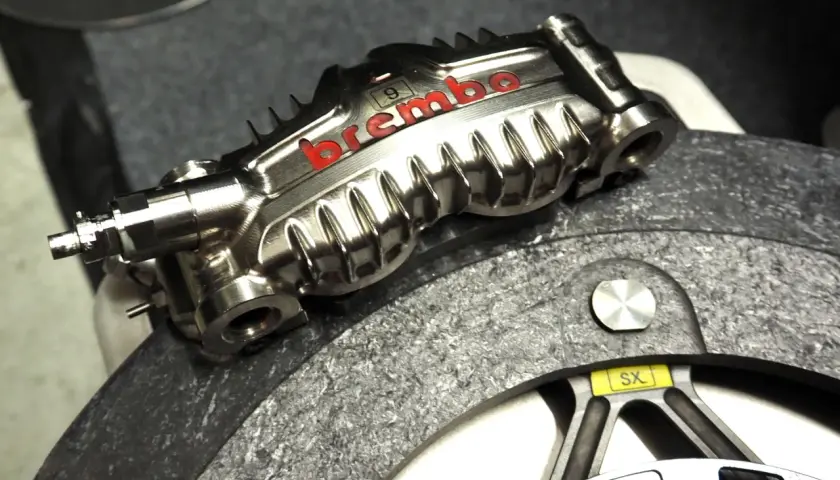 Pinza de freno Brembo para moto, mostrando diferentes tipos de pastillas de freno moto.
