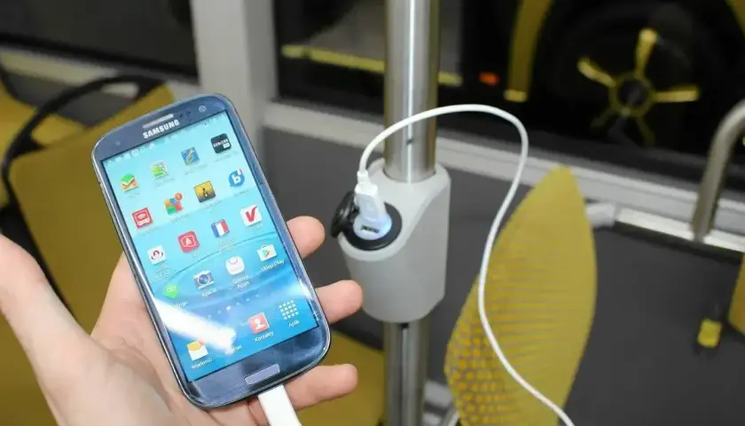 Telefon Samsung ładowany w autobusie FlixBus. Wygodne gniazdka USB dostępne dla pasażerów.
